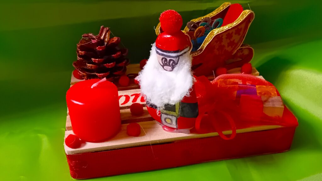 centro tavola babbo natale su bancale di legno